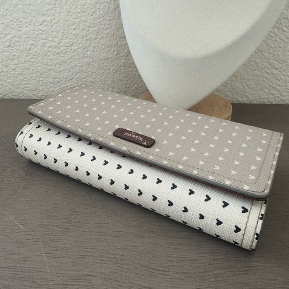 FOSSIL | Gray Heart Pattern Wallet - Picture 2 of 10